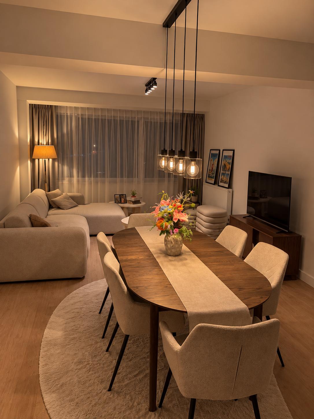 Moderne woonkamer met grote tafel Moderne woonkamer met grote tafel